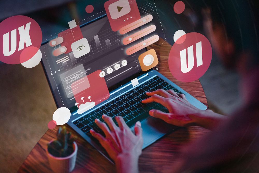 Persona utilizando equipo de cómputo para investigar UX y UI