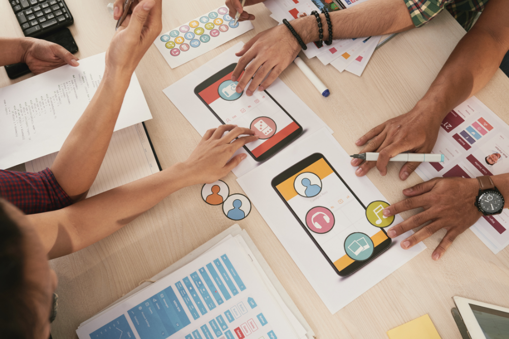Equipo de trabajo realizando cambios para mejorar la experiencia UX y UI